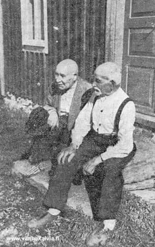 Tarinantaitajat
Tarinantaitajat Antti Maunumäki oikealla (1865-1956, Maunumäki 39) ja Verner Maunumäki (s. 30.3.1870, Maunumäki 32) . 
Keywords: Maunumäki