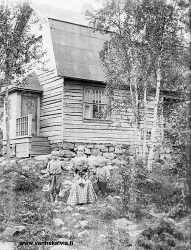 Tarkkisen väkeä
Kuvassa Hilma Tarkkinen (s. 1884, os. Marttila, Marttila 21) ja lapset Kaarlo (s. 1904), Sulo (s. 1907) ja Ilmari (s. 1909) talonsa pihamaalla kesällä 1910. Hilma Tarkkisen puoliso, Kaarlo Tarkkinen, oli syntynyt Norjassa 1880. Hän oli taitava maalari ja maalasi mm. seurantalolle tarvittavia kulisseja. Pojista Ilmari oli meijerin koneenkäyttäjä, hän osallistui talvisotaan ja kaatui Suomussalmella 27.12.1939. Tarkkiset muuttivat Kälviältä Juupajoelle 1921. 

Keywords: Marttila Tarkkinen