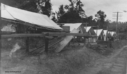 Keininleikkaajien telttakylä
Telttakylä Queenslandista Australiasta. Näissä teltoissa sokeriruo'on eli keinin leikkaajat asuivat. Kuvan takana Otto Maunumäen kirjoittama teksti: "Tässä on telttaryhmä, joissa sitä on paljon kässäiltävä tässä maassa." (Maunumäki 39) 
Keywords: Maunumäki Australia Queensland