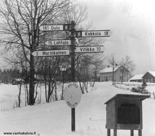 Peitson tienristeys
Talvinen kuva Peitson tienristeyksestä. Ajankohta lienee 1960-luku, jolloin postin heittolaatikot ilmestyivät tienvarsiin. Taustalla näkyvät Peitson talot.
Keywords: Peitso
