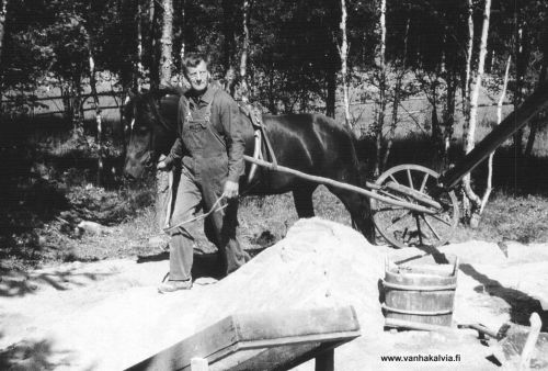 Tiilenteossa
Tiilien tekoa Toivosen kotieläinpuistossa 18.6.1992. Pruukikirnun pyörittäjänä Puna S.K.  ja omistajansa Simo Kivelä.
Keywords: Kivelä Toivonen 