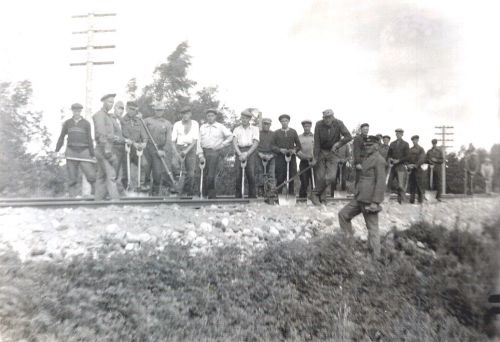 Topparoikka
Etualalla nojaamassa kankeen Leevi Peuraharju. Muiden nimiä ei ole tiedossa.
Keywords: Peuraharju