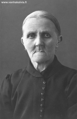 Maija Sofia Huhtamäki o.s. Borin 1852-1922
Kuvassa on Maija Sofia Matintytär Huhtamäki os. Borin (1852 Kälviä - 1922 Kokkola). Maija oli Matti Borinin ja vaimonsa Brita Kaisan (o.s. Hassinen) tytär. Lapsuuden perhe asui Pernun torpassa Suutarinmäellä. Isä Matti Borin oli kirkon vehtari. Maija Sofian puoliso Kalle Huhtamäki oli maakauppias ja perhe on asunut Hyypän torpassa Huhtamäki. Maija Sofialla ja Kallella oli lapset Rikhard (1874-1933) ja Alina (1877-1910, aviol. Vähälä). 
Keywords: Huhtamäki Borin Hassinen Vähälä
