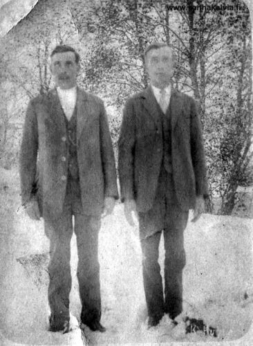 Kaksi tuntematonta
Oikeanpuoleisen miehen alapuolella näyttäisi olevan kirjoitus K Huhta.
Jos tiedät jotain kuvaan liittyvää, lähettäisitkö tietoja osoitteeseen outi.jarvi (at) gmail.com. Voit myös ottaa yhteyttä Kälviän kotiseutuyhdistykseen. Kiitos avustasi!
Keywords: Huhta