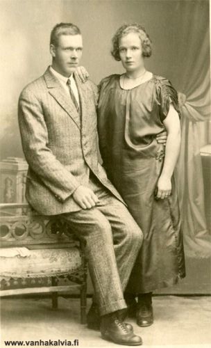Jalmari ja Anna Passoja
Kihlakuvassa ovat mestaripyöräilijä Jalmari Passoja (s.1894) ja morsiamensa Anna Ruokasalo (s. 1903), sittemmin Passoja. Pariskunta on vihitty 7.3.1920, joten kuva on otettu 1910-luvun lopulla.
Keywords: Passoja Ruokasalo 