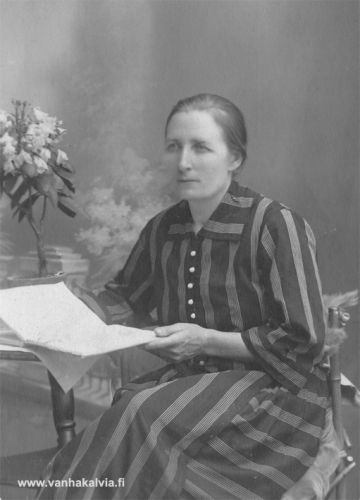 Tuntematon nainen
Kuka mahtaa olla tämä tuntematon nainen, joka on käynyt valokuvassa Kokkolassa? Kuva on löytynyt Riihimäen talon albumeista. Jos tunnistat hänet, laittaisitko viestin osoitteeseen outi.jarvi (at) gmail.com.  Kiitos avustasi!
