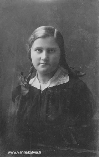 Tuntematon nuori nainen
Riihimäen talon albumeista löytynyt kuva, josta ei ole mitään tarkempia tietoja. Jos tunnistat henkilön, lähettäisitkö viestin Vanhan Kälviän sähköpostiin. Kiitos avustasi!
