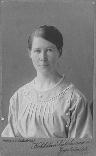 Tuntematon nainen
Kuva on peräisin Riihimäen talon kuva-albumeista. Nimi ei ole tiedossa. Jos tunnistat henkilön, laittaisitko viestin Vanhan Kälviän sähköpostiin outi.jarvi (at) gmail.com. Kiitos avustasi!
