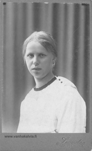 Tuntematon nuori nainen
Kokkolassa kuvatun nuoren naisen nimi ei ole tiedossa. Kuva on peräisin Riihimäen talon kuva-albumeista.
