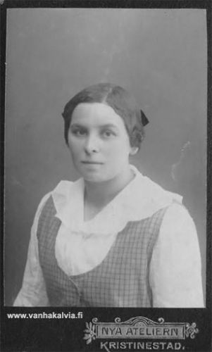Tuntematon nuori nainen
Kuka on kuvassa, joka on otettu Kristiinankaupungissa? Voisiko kuvan esittämä nainen olla Emma Riihimäki (m. Asujamaa, s. 1890, Riihimäki 13). Jos tunnistat henkilön, lähettäisitkö viestin Vanhan Kälviän sähköpostiin. Kiitos avustasi!
Keywords: Tuntematon nuori nainen