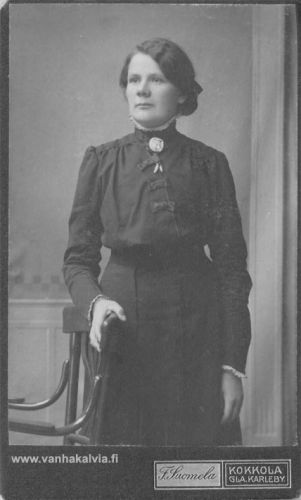 Tuntematon nainen
Kokkolassa otettu kuva on löytynyt Riihimäen talon kuvien joukosta. Ketä kuva mahtaa esittää? Kuvausajankohta on ehkä ollut 1920-luku.
Keywords: Tuntematon nainen