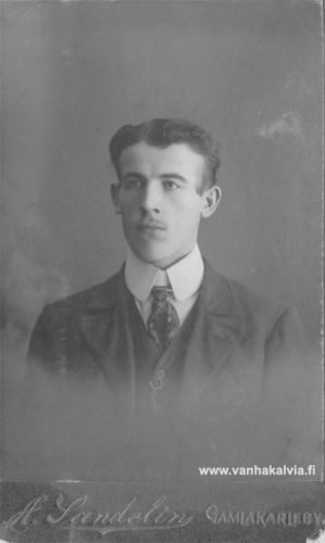 Rytikarin Alfree eli Alfred Junkkila
Kuvassa on Juho Alfred Junkkila, "Rytikarin Alfree",  s.23.1.1888,  k.19.3.1974 (Junkkila 18).

Alfred Junkkilan vaimo oli Maria Familia (o.s. Maunula s. 21.7.1888 Lohtaja, k.15.1.1973). Heille syntyi yhdeksän lasta: Kerttu Aliisi (m. Karvonen s. 1917), Maunu Aleksanteri (s. 1919), Matti Juhani (s. 1922), Sulo Mikael (s. 1924), Niilo Anton (s. 1926), Kaisu Helena (m. Nevasalmi, s. 1927), Maiju Kyllikki (s. 1928), Eeva Annikki (s. ja k. 1931) ja Kirsti Anneli (s. 1934).
Keywords: Junkkila Rytikari Maunula karvonen Nevasalmi