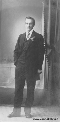 Tuntematon mies - Ruotsalolta (?)
Kuka mahtaa olla kuvassa ja missä kuva on otettu? Onko sulhasmies kyseessä? Voisiko hän olla Kerolan miehiä? Kuva on löytynyt Riihimäen talon albumeista.
Keywords: Riihimäki