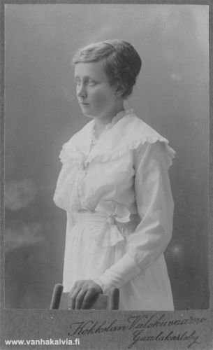 Tuntematon nuori nainen
Kuva on löytynyt Riihimäen talon albumeista, mutta henkilöstä ei ole mitään tietoja. Jos tunnistat hänet, laittaisitko viestin Vanhan Kälviän sähköpostiin. Kiitos avustasi!
