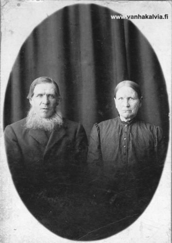 Tuntematon pariskunta
Jos tiedät jotain kuvaan liittyvää, lähettäisitkö tietoja osoitteeseen outi.jarvi (at) gmail.com. Voit myös ottaa yhteyttä Kälviän kotiseutuyhdistykseen. Kiitos avustasi!
