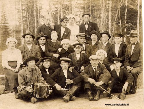 Ullavan nuorisoa
Kuvassa on Ullavan nuorisoa ja kuva on otettu Alikylän ja Herlevin välissä olleella Uudentienkankaan tanssilavalla. Kuvaajana on toiminut Jukka Hakala ja ajankohta on 1920-luku.
Henkilöt on tunnistettu Facebookin Wanhat valokuvat Ullavasta -ryhmässä. 
Keywords: Ullava