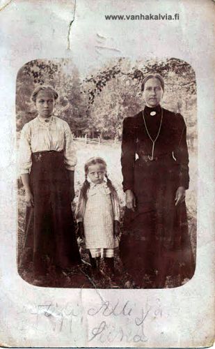 Aili, Alli ja Siina
Kuvan alle on kirjoitettu henkilöiden etunimet; Aili, Alli ja Siina. Kuvan taakse on kirjoitettu Siina H ja kuvan saaja, Selma Mäki, Kälviä. Muuta kuvan henkilöistä ei tiedetä.
Kuva on peräisin Aili Kykyrin kuva-albumista ja Selma Mäki on hänen äitinsä (Kykyri 28). Olisiko Siina lyhempi muoto nimestä Lusina? Jos tiedät henkilöistä jotain, lähettäisitkö tietosi osoitteeseen outi.jarvi (at) gmail.com. Kiitos avustasi!
Keywords: Kykyri Mäki