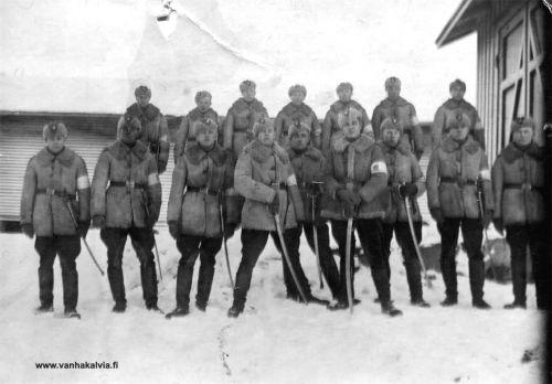 Rakuunarykmentin miehiä?
Kuvan henkilöistä ei ole tietoja. Ei myöskään kuvauspaikasta eikä ajankohdasta. Jos tiedät jotain kuvaan liittyvää, lähettäisitkö viestin osoitteeseen outi.jarvi (at) gmail.com. Kiitos avustasi!
