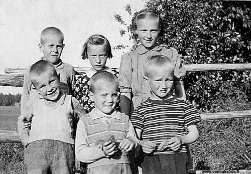 Tuvannurkalla
Takarivissä vasemmalta oikealle: Markus Nurila, Anna Mäkelä (Jalander), Laila Mäkelä (Lappi). Edessä vas. Juhani Nurila, Tuomo Nurila ja oik. Matti Mäkelä. Nisupossut kädessä ainakin edessä olevilla. Kuva on vuodelta 1943 tai 1944 ja se on otettu Nurilan Juhanin kotitalon päädyssä.
Keywords: Nurila Mäkelä Jalander Lapi 