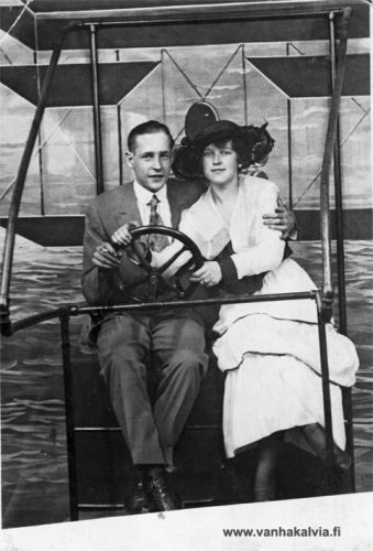 Elina Karkeisen tytär
Kuvassa arvellaan olevan Elina Karkeisen (s. 5.5.1871, Stark) tytär aviomiehensä kanssa. Kuva on otettu Amerikassa mahdollisesti vuoden 1927 tienoilla. Tuolloin Charles Lindbergh lensi ensimmäisen kerran ilman välilaskua Atlantin yli ja suoritusta juhlittiin monin tavoin. Valokuvan kulissit näyttäisivät viittaavan merta ylittävään lentokoneeseen. 
Keywords: Stark Karkeinen Minneapolis Minnesota USA