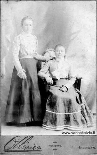 Tytöt New Yorkissa - Unknown girls in New York
Tytöt voivat mahdollisesti olla Brita Josefina Penttilän sukua (Penttilä 21).

The girls may probably be related to Brita Josefina Penttilä. Please, contact Vanha Kälviä, if you can identify them.
Keywords: Penttilä NewYork USA 