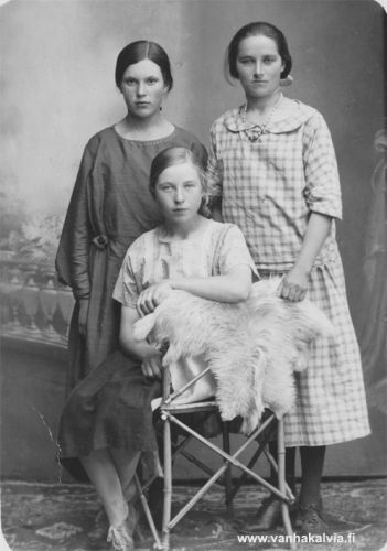 Sisarukset (?)
Kolmen tytön ryhmä on kuvattu Kokkolassa. Kuva on peräisin Riihimäen talon albumeista. Olisivatko tytöt Ruotsalolta? Sisaruksia vai ystävyksiä? Jos tiedät jotain heistä, lähettäisitkö viestin Vanhan Kälviän sähköpostiin. Kiitos avustasi!

