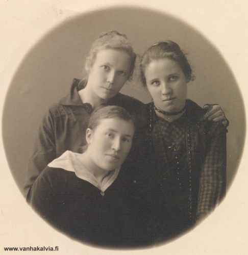 Porkon tyttöjä ja Ellen Matinjussi
Alhaalla Ellen Matjussi (m. Riihimäki, Matinjussi 19). Oikealla on Porkon tyttö, joko Hilma tai Lilja (Porko 13).  Vasemmanpuoleinen tyttö on vielä tunnistamatta ja vahvistusta kaivataan vielä Hilman tai Liljan osalta. Laittaisitko viestin osoitteeseen outi.jarvi (at) gmail.com, jos kuvassa on tuttuja. Kiitos avustasi.


Keywords: Matinjussi Riihimäki Porko