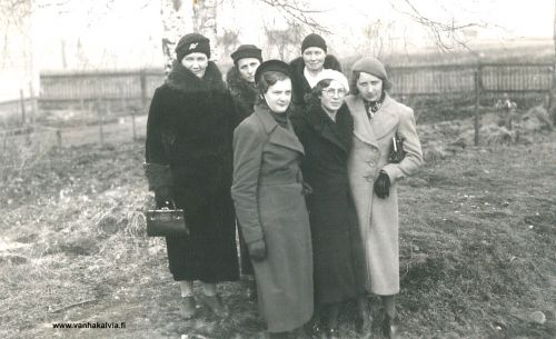 Passojan neitoja
Passojan nuoria neitoja 4.5.1939. Takana ensimmäinen vasemmalta Siiri Hallannoro (o.s. Ruokoja), keskellä mahdollisesti Lilja Nurisalo (mahd. aviol. Pihlajakangas) ja takana oikealla Feemia Luomala (o.s. Passoja) Edessä ensimmäinen oikealta Helvi Tainio (o.s. Peitso) Riipasta, keskellä Rauha Passoja (m. Maunula) ja edessä vasemmalla Vilma Nurisalo. Kuvaajana Väinö Avila, Kannus. 

Keywords: Passoja Maunula Hallannoro Ruokoja Tainio Peitso Avila Nurisalo Luomala Pihlajakangas