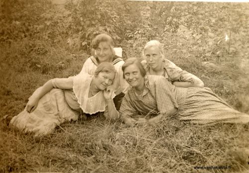 Kesäheinät
Kuvassa vasemmalla on Hilda Sankari (Pirkola 25) ja hänen takanaan Jenny Pirkola (sittemmin Kallinen). Oikealla edessä Lempi Pirkola (Pirkola 24) ja hänen takanaan Lempi Tuunala (Tuunala 27). 
Kuvaaja Jukka Hakala. Kuva on otettu Pirkolan mäen pienellä niityllä. Tiedot kertoi Elmi Nissi, os. Pirkola, joka on ollut näkemässä kuvanottotilanteen.
Keywords: Pirkola Tuunala Hakala Sankari  