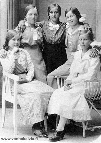 Fanni Lassilan ystävättäret
Fanni Lassila toinen oikealta (Lassila 34) ja keskimmäinen tyttö on Tyyne Kivelä (myöh. Nissi, Nissi 41). Muut tytöt tuntemattomia  - olisi mukava tietää, keitä ovat? Kuvan ottoaika noin v. 1916-17.

Keywords: Lassila Nissi Kivelä