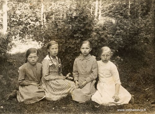 Ruotsalon tyttöjä
Kaverikuva kansakouluajoilta lähes sadan vuoden takaa. Kuvassa vasemmalta oikealle Tyyne Oikarinen (s. 1908), Helli Uusimäki (s.1908) , Helli Junnila  ja Tyyne Porko (s. 1910). Kuva on vuosien 1916-1918 tienoilta ja se on peräisin Toini Hillilän albumista.

Keywords: Oikarinen Uusimäki Junnila Porko Hillilä