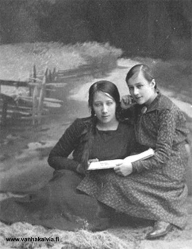 Kirjaa lukevat tytöt
Tytöt ovat asettuneet valokuvaamon maisemataustaa vasten kirja kädessään. Vasemmanpuoleinen tyttö on Aili Porko (1900-1963, Porko 13). Toinen tyttö on vielä tunnistamatta.
Keywords: Porko