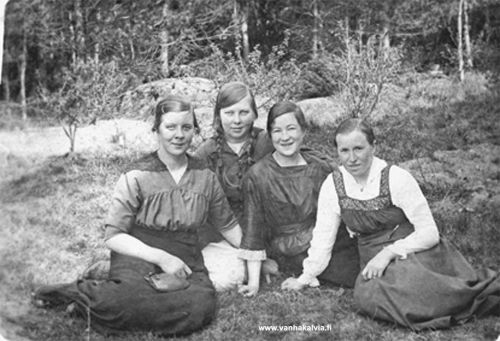 Ruotsalon neitoja
Ruotsalon neitoja luonnon helmassa joskus vuosien 1915-1920 tienoilla. Vasemmalla istuva tyttö on tunnistettu Lempi Vähäläksi (s. 1897, m. Bredskär, Puotiniemi 10). Hänen vieressään takana on Meimi Pelttari (s. 1899, Kerola 27), seuraavana Lyyli Järvi (1899-1986, Järvi 25). Oikealla Ellen Matjussi (s. 1892, m. Riihimäki, Matinjussi 19).
Keywords: Pelttari Järvi Matinjussi Riihimäki Vähälä Bredskär
