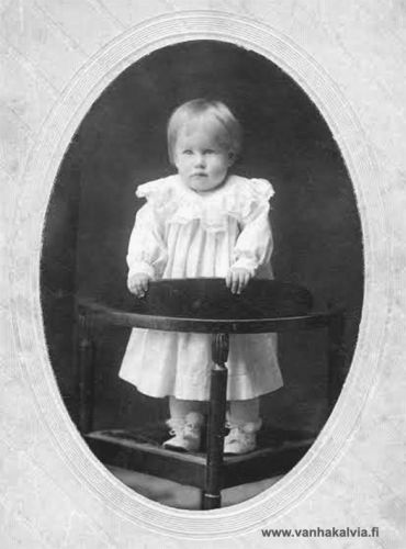 Tuntematon pikkutyttö Amerikasta
Valokuva on otettu ehkä syntymäpäivän kunniaksi Amerikassa, paikkakunta on Cloquet, Minnesota. Kuva on Syrjälän perheen kuvien joukossa, mutta tytön nimi ei ole tiedossa. This is a photo sent to Finland from Minnesota, USA. If you recognize the little girl, please, send email to outi.jarvi (at) gmail.com. Thank you for your help!
Keywords: Cloquet Minnesota USA Syrjälä