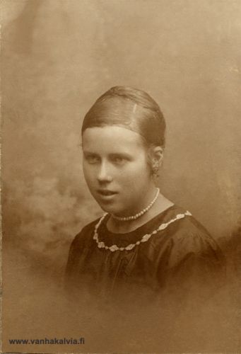 Tuntematon tyttö
Kuvan henkilöä ei ole vielä tunnistettu. Kyseessä on mahdollisesti rippikuva ja se on otettu Kokkolassa. Ajankohta lienee 1920-luku. Kuva on Sofia Valkaman (s. Tuomaala, Karhunoja 10) albumista.
Jos tunnistat henkilön, lähettäisitkö tietoja osoitteeseen outi.jarvi (at) gmail.com. Voit myös ottaa yhteyttä Kälviän kotiseutuyhdistykseen. Kiitos avustasi!
Keywords: Tuomaala Karhuoja Valkama