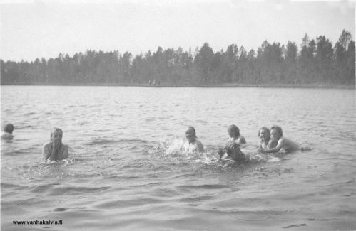 Uimassa
Neidot uimassa Karhukorvenjärvessä. Sota-aikana kun tehtiin motteja, väki kävi välillä pulahtamassa Karhukorvenjärvessä. Mukana mm. Saara Asujamaa, Anni Riippa, Elvi Rimpioja. 


Keywords: Asujamaa Riippa Rimpioja