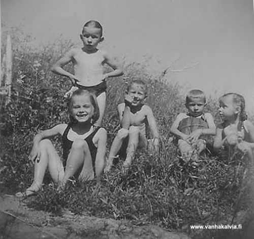 Uintiretki 1952
Uimareita Simukkalan rannassa noin vuonna 1952. Vas: Päivi Paunu, Jorma Tuomi-Nikula, Olli Paunu, Heikki ja Anna Tuomi-Nikula. Kuvaaja: Antti Tuomi-Nikula

Keywords: Tuomi-Nikula Simukkala Paunu