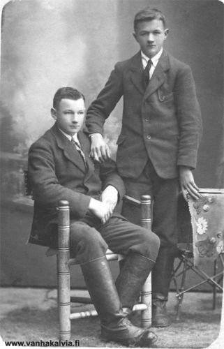 Hillin veljekset
Kuvassa veljekset Väinö Hilli s. 1904 (istumassa) ja Vilho Hilli (s. 1905, k. 1927). (Hilli 23)


Keywords: Hilli 