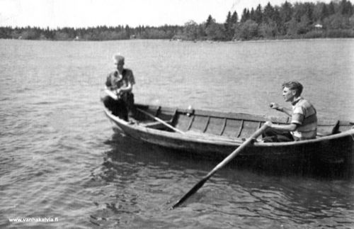 Nuoret miehet veneessä
Veneessä vas. Joel Kerho ja oik. Juhani Nurila. Kuva on 1950-luvulta Kakkarluodon "Tuhunulan" edustalta. 

Keywords: Kerho Nurila Kakkarluoto  Rytikari 