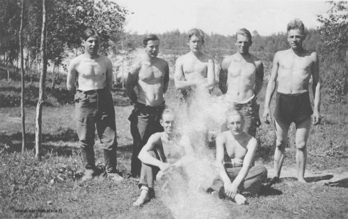 Kälviäläisiä viestimiehiä
Kälviäläisiä III JR 50 viestimiehiä kuvattuna Särkijärvellä. Seisomassa vas. Arvo Hakunti, Pauli Korpijärvi, Samuli Penttilä, Eljas Raitala ja Urho Puikko. Istumassa vas. Lauri Korpijärvi ja Matti Rita.

Keywords: Hakunti Korpijärvi Penttilä Raitala Puikko Korpijärvi Rita