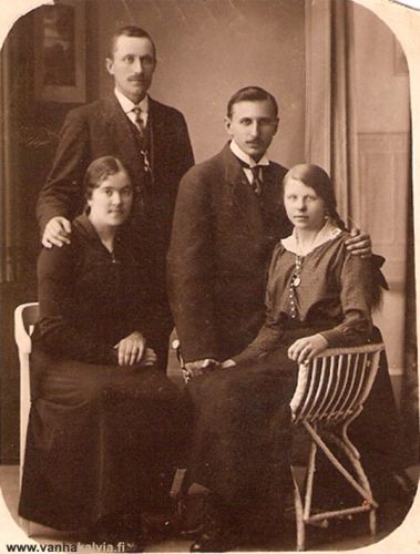 Vihkikuva 15.3.1917
Vasemmalla puolella Otto ja Lempi Nurila (Nurila 26). Oikeanpuoleinen pariskunta Antti ja Vilma Ojanperä (Kauppala). Lempi ja Vilma olivat siskokset (os. Peltola, Penttilä 37).



Keywords: Nurila Ojanperä Peltola 