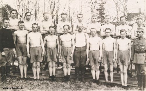 Suojeluskunnan voimistelukurssi 1927
Suojeluskunnan voimistelukurssi 2.4.1927 Kälviän seurantalolla. Edessä vas. Niilo Visuri, Pekka Penttilä, Matti Manner, Urpo Nikula, Urheiluohjaaja Sammallahti, Toivo Krekilä, Pauli Junkkila, Viljo Kippo ja paikallispäällikkö Ilmari Hautala. Takana vas. Veikko Hyyppä, Eino Koskela, Pauli Rimmi, Otto Vähähyyppä, Veikko Karhulahti, Niilo Valkama, Veikko Peltola, Toivo Lahti, Martti Vuolle.
Visuri ja Sammallahti olivat molemmat sk-piirin palveluksessa sotilasohjaajina. Visuri oli aluepäällikkö ja usein nähty vieras Kälviällä. Siviilivirassaan Sammallahti toimi Kokkolan lyseossa voimistelunopettajana. Jatkosodan aikaan Niilo Visuri toimi JR29:n(Susitaival) pataljoonan komentajana. Alaistensa luonnehdinta pidetystä esimiehestään oli: "sen kanssa mentiin vaikka perse edellä puuhun". Sammallahti oli Suomen voimistelujoukkueessa, Tukholman olympialaisissa 1912.
Keywords: Visuri Penttilä Manner Nikula Sammallahti Krekilä Junkkila Kippo Hautala Hyyppä Koskela Rimmi Vähähyyppä Karhulahti Valkama Peltola Lahti Vuolle