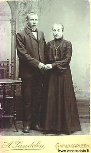 Antti ja Eufemia Karhulahti
Antti Karhulahti (1886-1975) ja Eufemia Valkama - Karhulahti (1885-1952, Valkama 13).
Kuva on kihla- tai vihkikuva. Pariskunta on vihitty vuonna 1905. (Karhulahti 31)
Keywords: Karhulahti Valkama