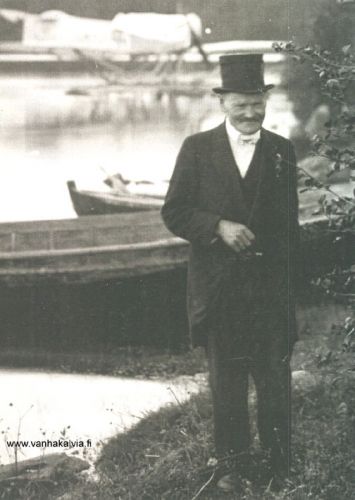 Antti Heikkilä 22.06.1928
Antti Heikkilä (1867-1941, Heikkilä 16) oli erikoislaatuinen persoonallisuus, veijari, joka tunnettiin nimellä "vapaaherra von Heikkilä". 
Kuvassa Antti on Rytikarilla suojeluskunnan kesäjuhlilla. Takana häämöttää Karhumäen veljesten Kurki-vesitaso,  jolla yleisöä lennätettiin maksua vastaan.

Keywords: Heikkilä