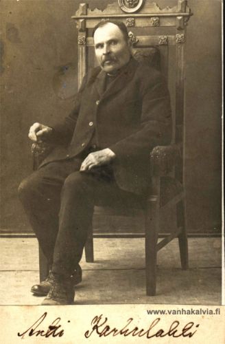 Antti Karhulahti
Antti oli nuorena miehenä Amerikassa vuosina 1872-1877. Kotimaahan palattuaan hän eli poikamiehenä veljen perheessä Karhulahdessa talon töitä tehden (1849-1930, Karhulahti 20)
Keywords: Karhulahti