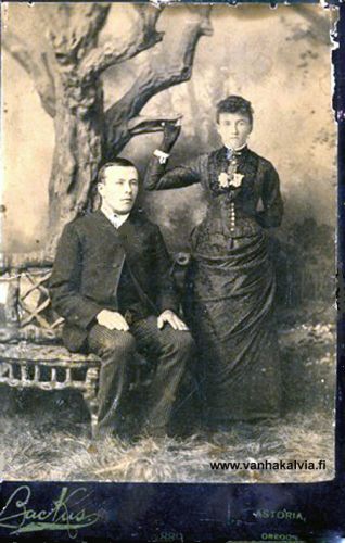 Hilma Johanna Matinjussi ja Juho Uusitalo
Hilman ja Jukkan kihlakuva on otettu Astoriassa, Oregonissa vuoden 1890 tienoilla. Pariskunta avioitui Astoriassa 21.12.1892 ja heille syntyi kahdeksan lasta. Juho Uusitalo kuoli vatsasyöpään vuonna 1910. Nuorin lapsi syntyi kaksi kuukautta isänsä kuoleman jälkeen. (Matinjussi 18 ja Uusitalo 15)
Keywords: Astoria Oregon USA Anderson Johnson 