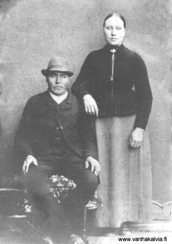 Abraham ja Edla Karhulahti
Edla (o.s. Karhulahti) ja Abraham Karhulahti vihittiin vuonna 1876, ja heille syntyi kahdeksan lasta, joista kaksi kuoli ennen aikuisikää. Lapsista kolme (Jannes, Matti Eemeli ja Kaarlo Väinö) lähti myöhemmin Amerikkaan. 
Keywords: Karhulahti