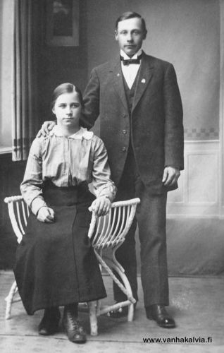 Edna ja Eino Hietala
Edna Elvira Runtujärvi ja Eino Johannes Leonpoika Hietala vihittiin  avioliittoon Kälviän kirkossa 27.5.1917. Kuva voisi olla heidän kihlakuvansa. (Hietala 19)
Keywords: Hietala Runtujärvi