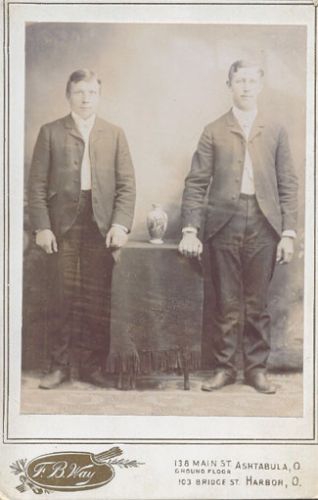 Eemi vai Aatu Kinnari ?
Kuva on peräisin Vilhelmina Huhdan (o.s. Hakunti) valokuva-albumista. Kuvan viereen on kirjoitettu: 
oik. Kinnarin Eemi? 
Ei kuitenkaan tiedetä, että Eemeli Kinnari (Kinnari 30) olisi ollut Amerikassa, mutta
veli Aatu on ollut. Oliskohan kuvassa Aatu, joka on mennyt Amerikkaan 1904?
Kuva on otettu Ashtabulassa, Ohiossa.
Keywords: Kinnari Ashtabula Ohio USA