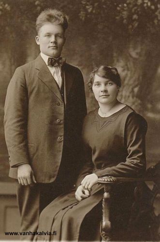 Julia Autio ja Emil Heino
Julia Maria Heino, o.s. Autio *22.4.1894,  k. 4.12.1965
Emil Heino *13.01.1894, k. 16.9.1969
Julia Autio saapui toukokuussa 1913 Cedric-nimisellä laivalla New Yorkiin ja matkusti sieltä edelleen tätinsä Emilia Wuornoksen (o.s. Autio) luo Kalevalaan, Minnesotaan. Julian ja Emilin asuinpaikkana on ollut Jesup, Wayne, Georgia. Kuva näyttäisi olevan kihlakuva.
(Autio 16)

Keywords: Autio Heino Kalevala Minnesota Jesup Georgia USA 